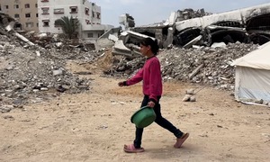 Bé gái Gaza mang gánh nặng nuôi sống gia đình