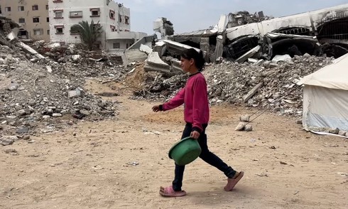Bé gái Gaza mang gánh nặng nuôi sống gia đình
