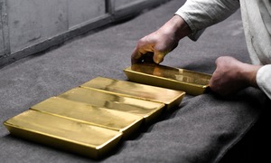 Giá vàng thế giới lấy lại mốc 3.300 USD