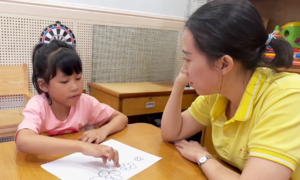 Bé gái nghe nói lưu loát sau cấy điện cực ốc tai
