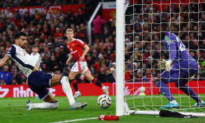 Ferdinand lo Man Utd bị Tottenham khai thác điểm yếu thể lực