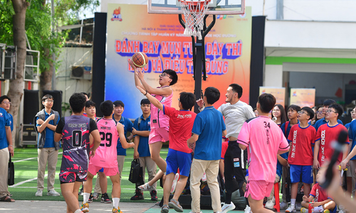 Tuyển thủ bóng rổ truyền đam mê cho học sinh trung học