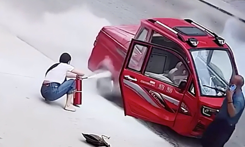 Chủ cửa hàng pháo hoa nhanh tay dập cháy xe điện ba bánh
