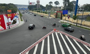 Xe chạy lộn xộn trước ga T3 Tân Sơn Nhất