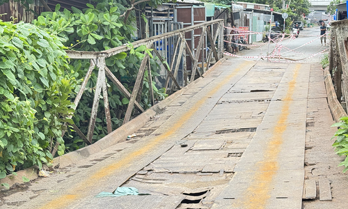 Xe ben gây sụp lún cầu ở Cần Thơ