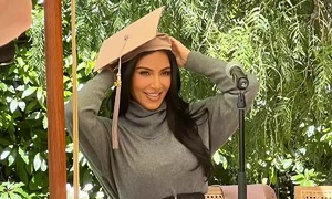 Kim Kardashian tốt nghiệp chương trình luật