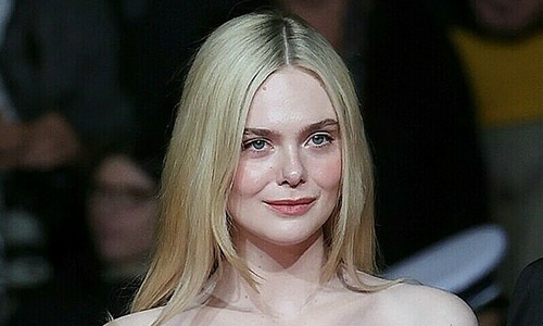 Elle Fanning khóc khi nhận tràng pháo tay 15 phút tại Cannes
