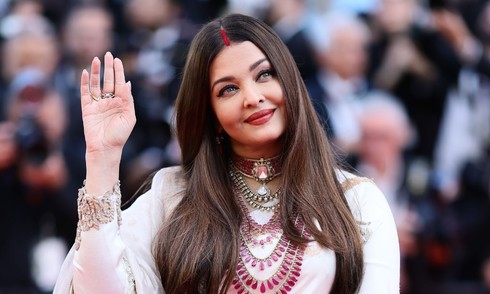 'Hoa hậu đẹp nhất thế giới' lộng lẫy trên thảm đỏ Cannes