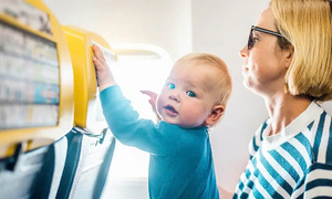 Bị chỉ trích vì chia sẻ mẹo 'ngớ ngẩn' khi đi máy bay