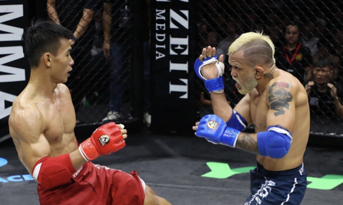 Võ sĩ Brazil gây tranh cãi khi trả đai vô địch giải MMA Việt Nam