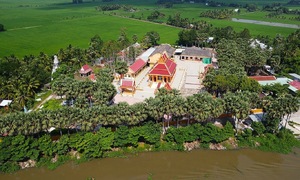 Ngôi chùa cổ với vườn thốt nốt hàng trăm cây