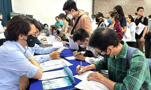 Cán bộ, công chức TP HCM nghỉ việc do tinh giản ngóng tiền hỗ trợ
