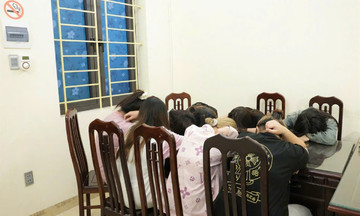 Nhóm 'chăn dắt', khống chế các nữ tiếp viên rót bia ở quán karaoke