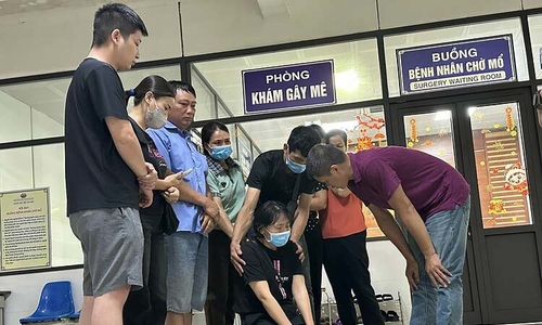 Người vợ quỳ gối tiễn biệt tạng của chồng