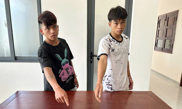 Đột nhập trường, ép 9 học sinh ra nơi vắng để cướp