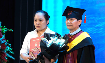 Trao bằng kỹ sư loại giỏi cho nữ sinh mất vì tai nạn