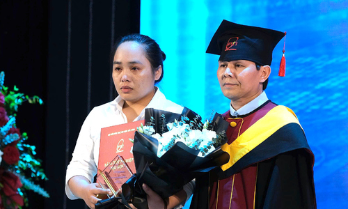 Trao bằng kỹ sư loại giỏi cho nữ sinh mất vì tai nạn