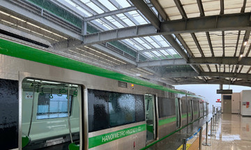 Ga tàu điện Cát Linh - Hà Đông dột, nước chảy lênh láng
