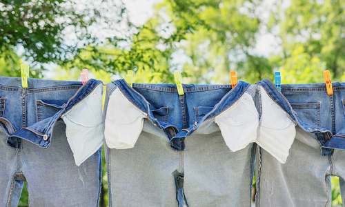 Tại sao nên lộn trái quần áo khi giặt?