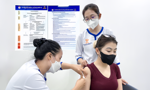 Nhân viên văn phòng tiêm ngừa thủy đậu