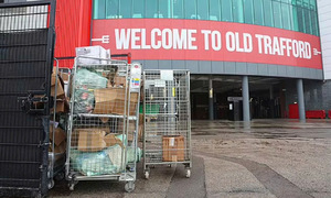 Sân Old Trafford xuất hiện nhiều phân chuột