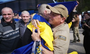 Nga, Ukraine trao đổi gần 800 tù nhân