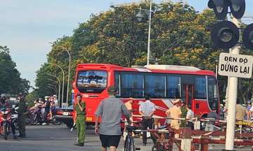 Hai mẹ con tử nạn dưới bánh xe khách