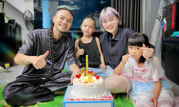 Người đàn ông nuôi tóc dài chấm gót