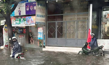 Mưa lớn cuốn trôi bé gái 10 tuổi