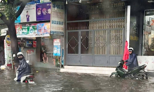Mưa lớn cuốn trôi bé gái 10 tuổi