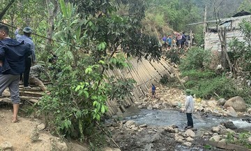 Dân bản góp ván gỗ dựng lại cầu sập
