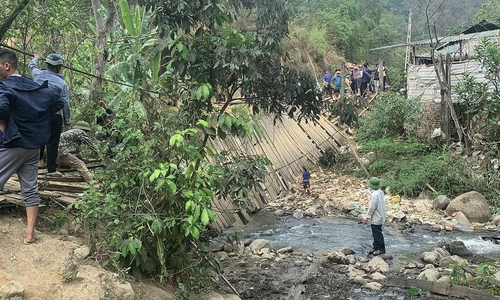 Dân bản góp ván gỗ dựng lại cầu sập