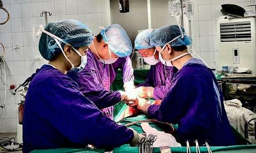 Người phụ nữ bị xe rác đè trọng thương