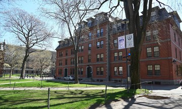 Thẩm phán chặn lệnh cấm Harvard tuyển sinh viên nước ngoài