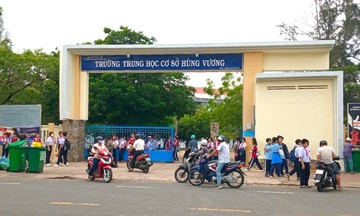 Hơn 100 giáo viên bỗng bị đẩy xuống bậc lương thấp nhất