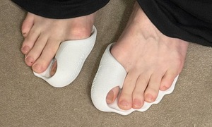Đôi dép 'đi như không' của Balenciaga