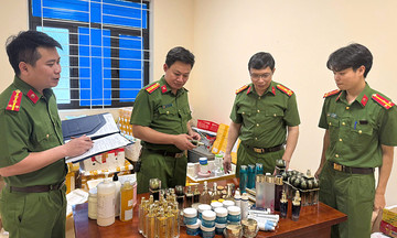 Làm mỹ phẩm 'hàng hiệu' từ dung dịch rẻ tiền