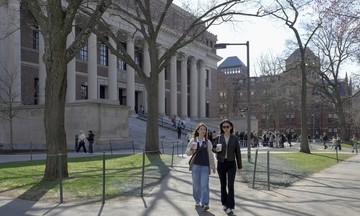 Sinh viên Trung Quốc tại Harvard hủy chuyến bay, tìm lời khuyên pháp lý
