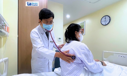 Người cao tuổi, mắc bệnh nền cần làm gì trước biến thể Covid-19 mới?