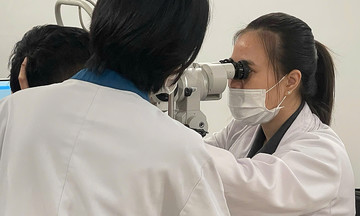 Thiếu nữ chấn thương mắt khi chơi đá bóng