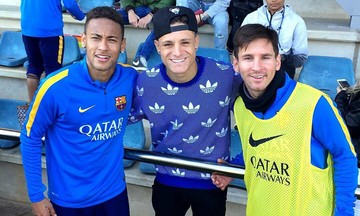 Neymar chúc mừng cầu thủ ghi siêu phẩm đá phạt hạ Công an Hà Nội