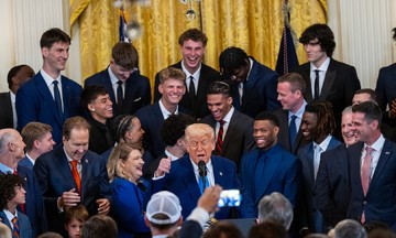 Ông Trump nói đùa về chiều cao của Barron
