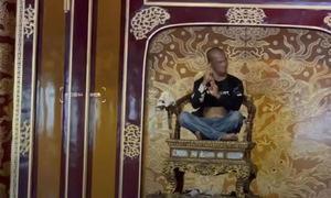 Người đàn ông ngồi lên ngai vàng ở điện Thái Hòa