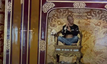 Ngai vàng triều Nguyễn bị đập gãy