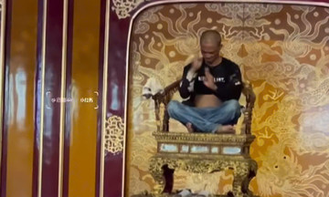Du khách phá hoại bảo vật quốc gia trong điện Thái Hòa