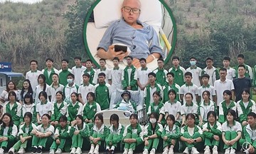 Cả lớp đến bệnh viện chụp kỷ yếu với bạn bệnh nặng