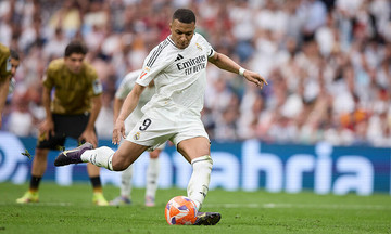 Mbappe chạm tay vào Giày Vàng châu Âu