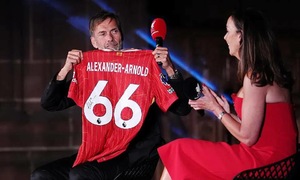Klopp tắt tivi khi CĐV Liverpool la ó Alexander-Arnold