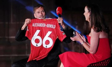 Klopp tắt tivi khi CĐV Liverpool la ó Alexander-Arnold