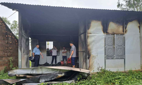 Sét đánh cháy nhà dân